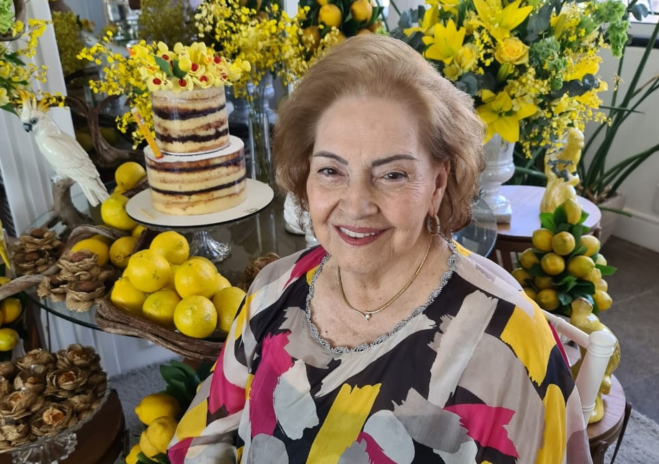 Norma Bezerra comemora aniversário ao lado da família