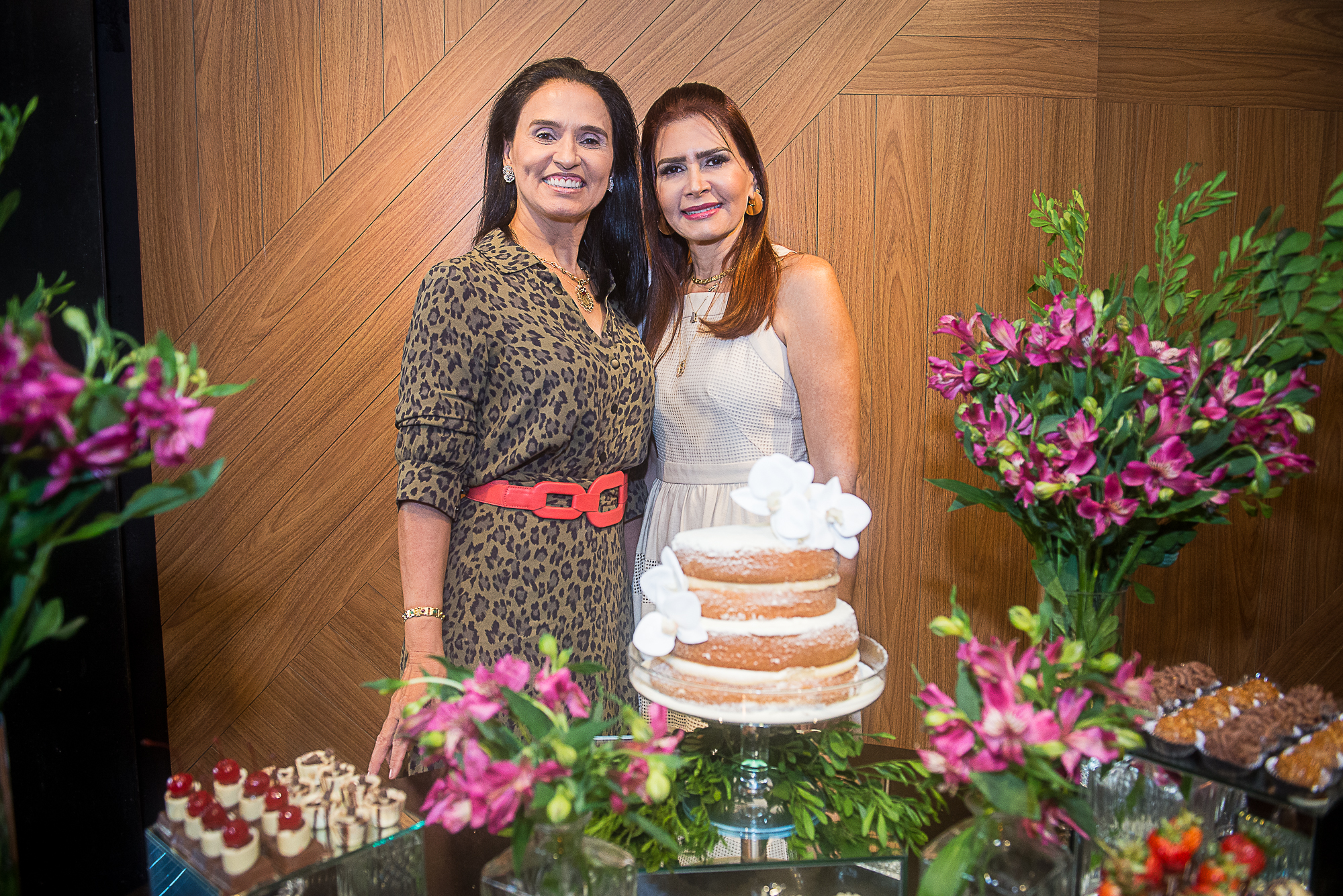 Lorena Pouchain e Neuza Rocha ganham aniversário surpresa das amigas