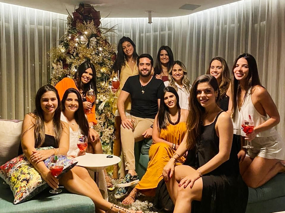 Victor Oliveira reúne amigos em casa para o tradicional encontro natalino