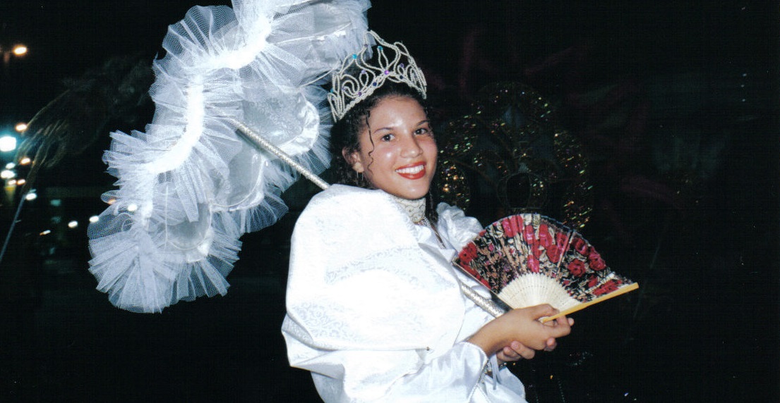 Rainha de maracatu há 16 anos, Débora Sá compartilha fotos dos desfiles na Av. Domingos Olímpio