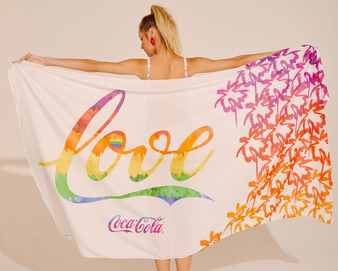 Água de Coco e Coca Cola lançam coleção inspirada no amor colorido