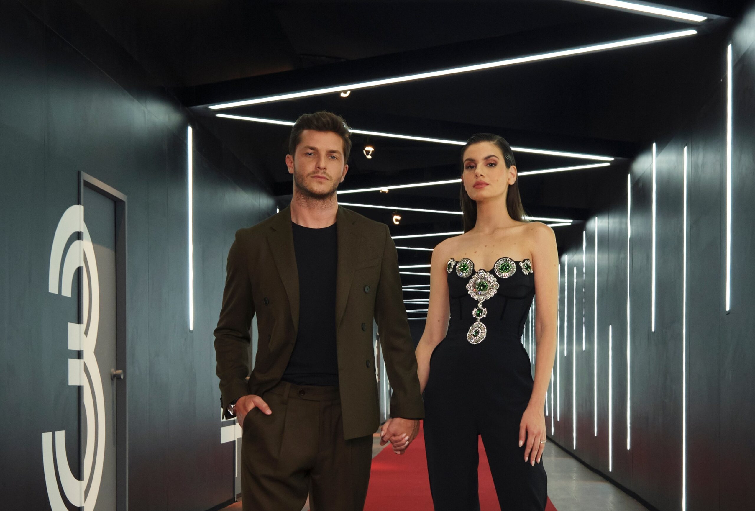 Camila Queiroz e Klebber Toledo comandam versão brasileira de famoso reality da Netflix
