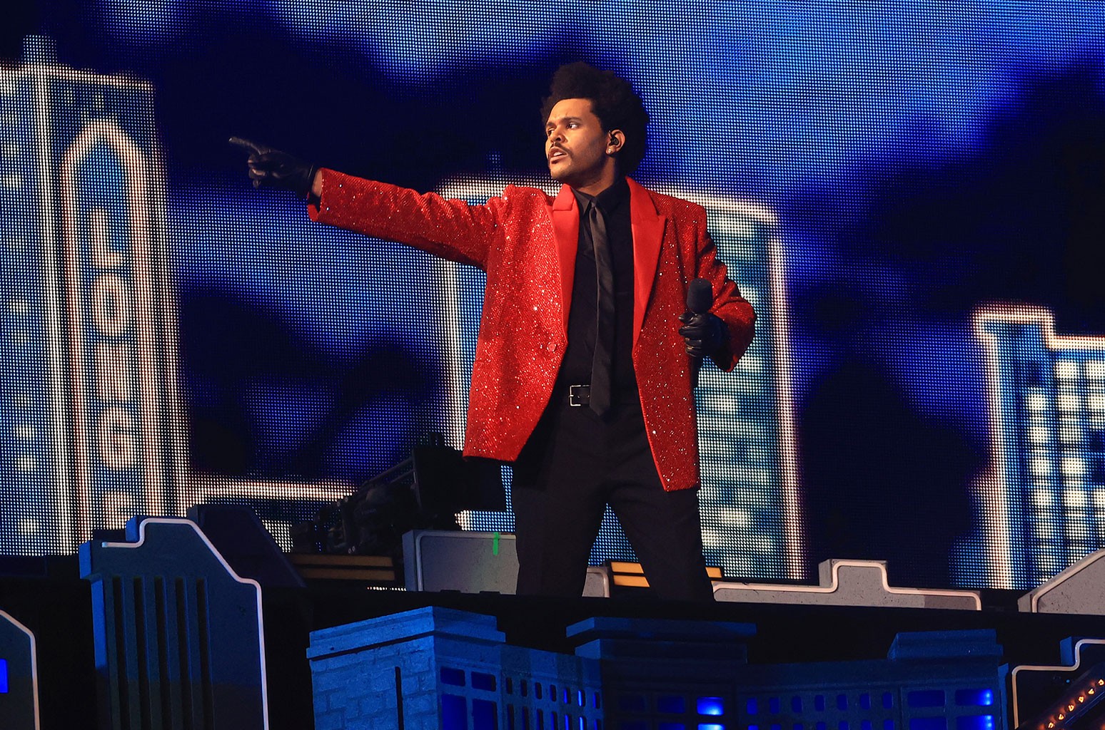 The Weeknd faz show no Super Bowl com megaestrutura e hits aclamados pelo público