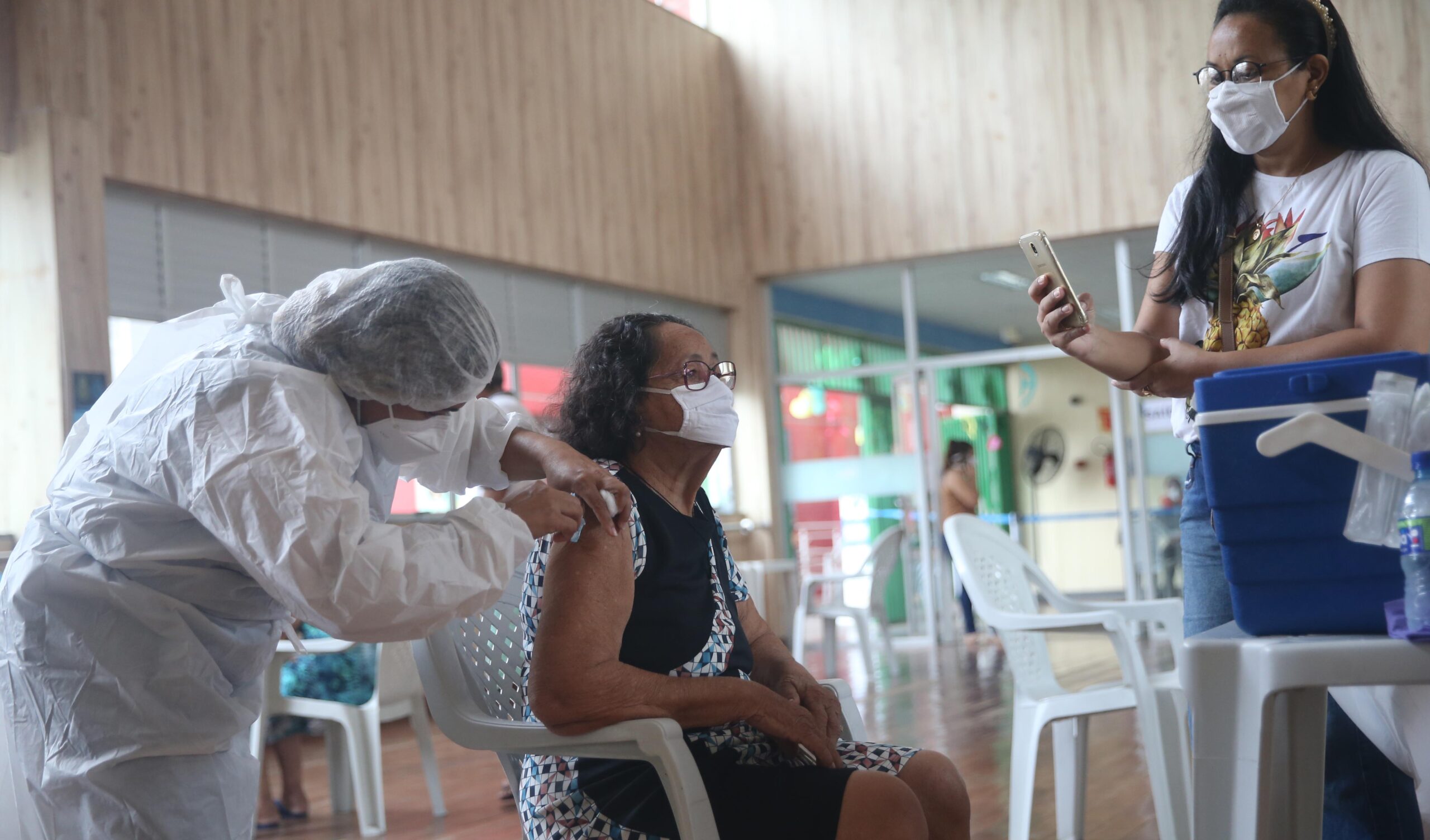 Mais de 180 mil pessoas já receberam a primeira dose da vacina contra a Covid-19 em Fortaleza