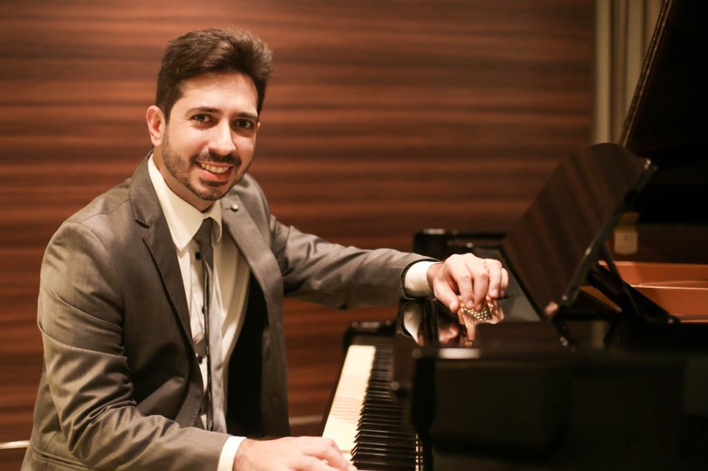Pianista Felipe Adjafre defende a importância da música em momentos de crise