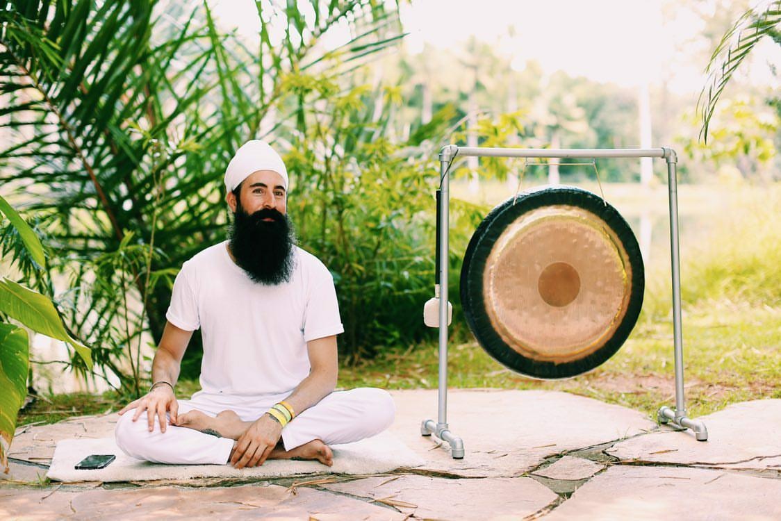 Renato Moura ensina como relaxar e dormir com o auxílio de um gongo