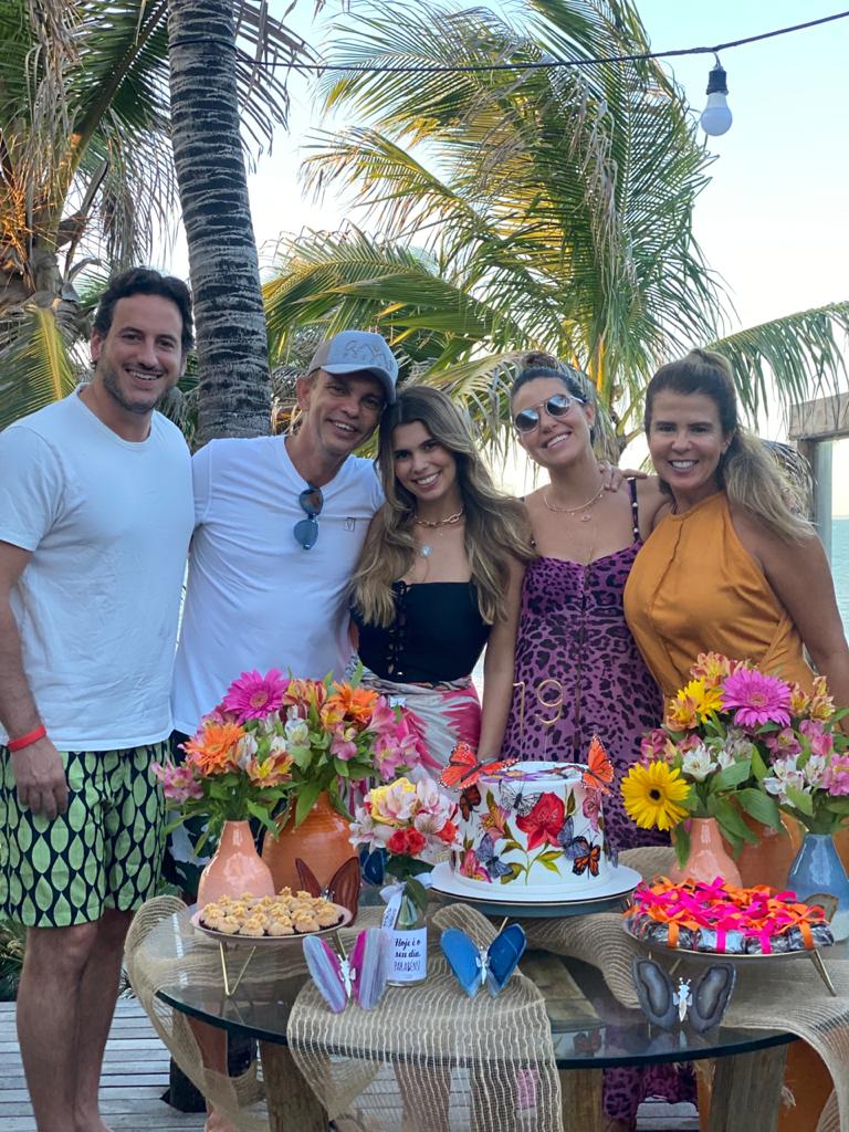 Julia Pinto com os pais, Alexandra e Fred Pinto, e o casal amigo da família, Bruna Cardoso e José (Foto: Arquivo pessoal)