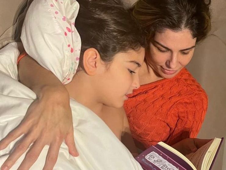 A rotina em São Paulo permitiu mais momentos ao lado das filhas, como a leitura antes de dormir. (Foto: Arquivo pessoal)