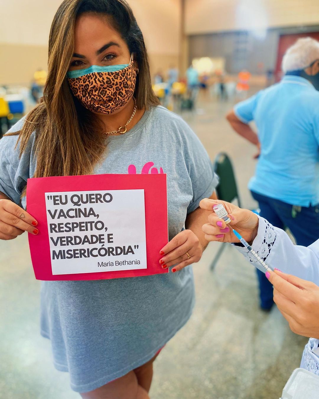 Carol Zacarias, que já foi vacinada, organizou mutirão para ajudar pessoas que estavam sofrendo gordofobia ao solicitar atestado (Foto: Reprodução)