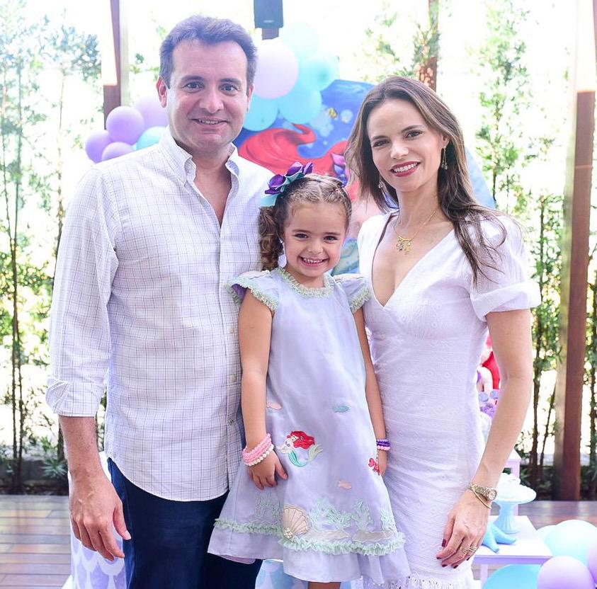 A aniversariante Lara ao lado dos pais Cristiane e Fernando Gurgel (Foto: Arquivo pessoal)