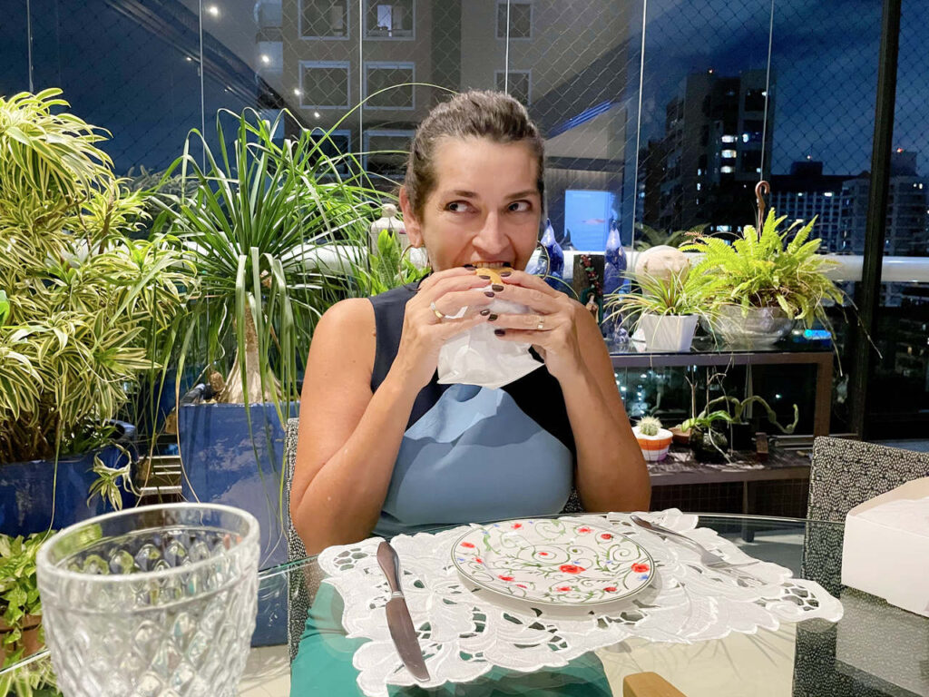 Márcia Travessoni comendo hambúrguer