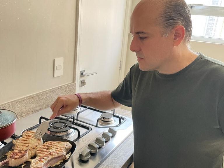 Em um registro da Carol, o ex-prefeito Roberto Cláudio prepara a refeição da família. (Foto: Reprodução)