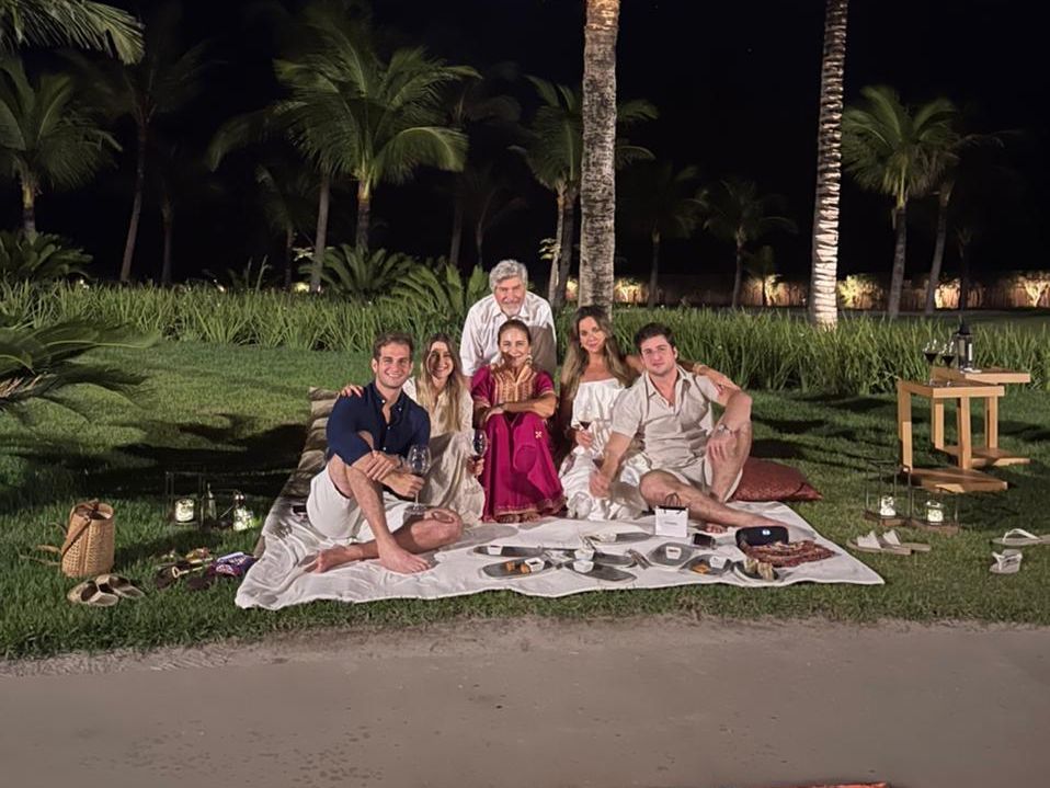 Patrícia Macêdo reúne a família em point de luxo no Preá