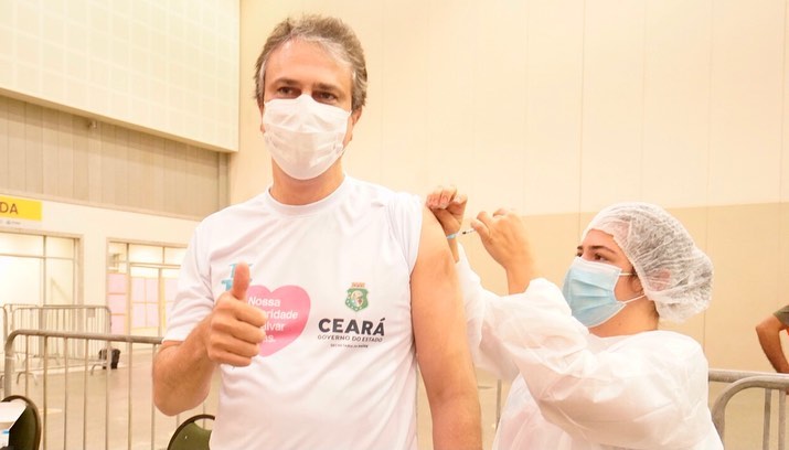 Camilo Santana é vacinado contra a Covid-19 em Fortaleza
