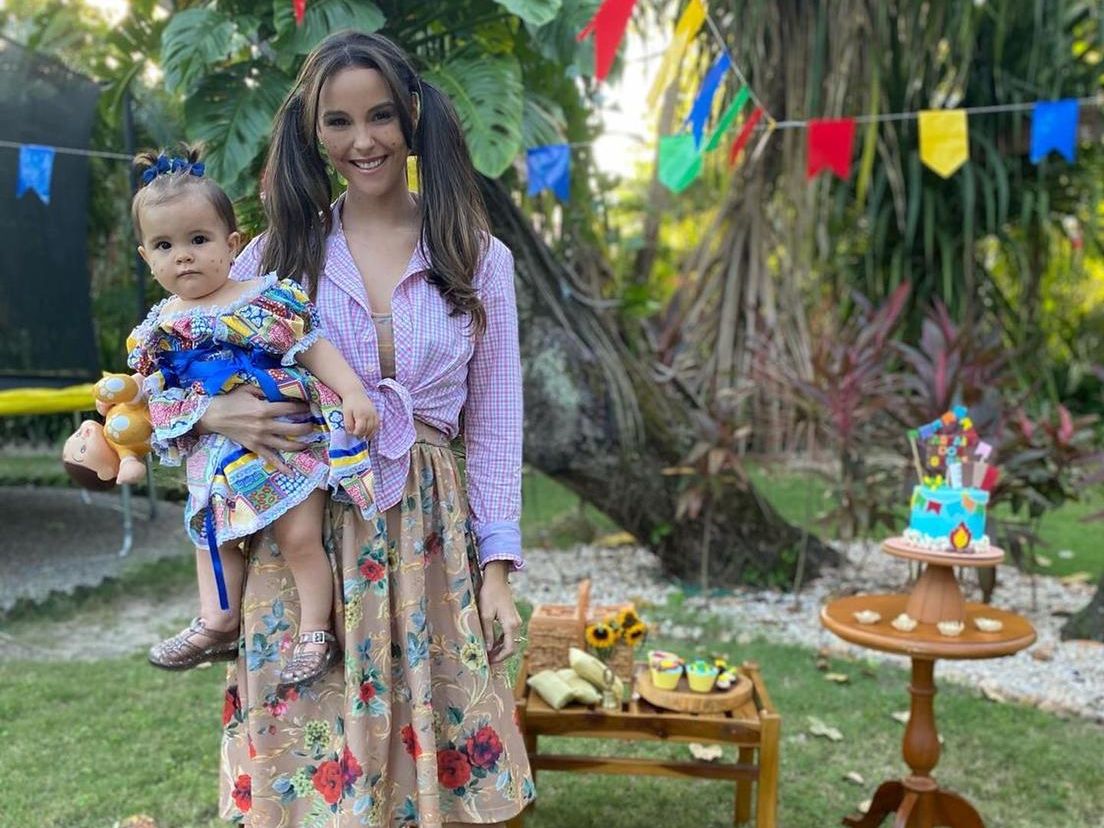 Mariana Vasconcelos comemora 11 meses da filha em clima junino