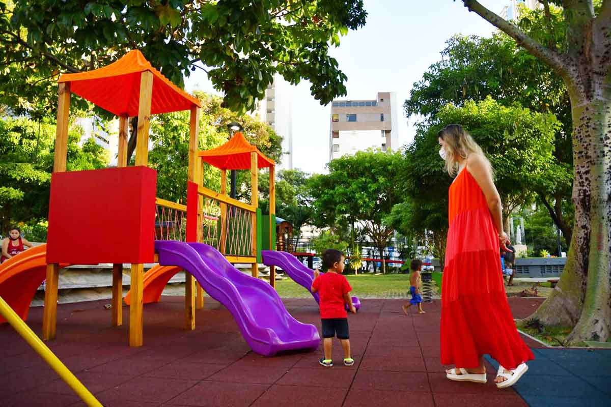 Onélia Santana prestigia inauguração de espaço recreativo na Praça Luíza Távora