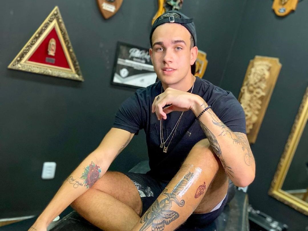 Filho de Solange Almeida faz nova tatuagem e cantora ‘briga’ com ele nos comentários de foto