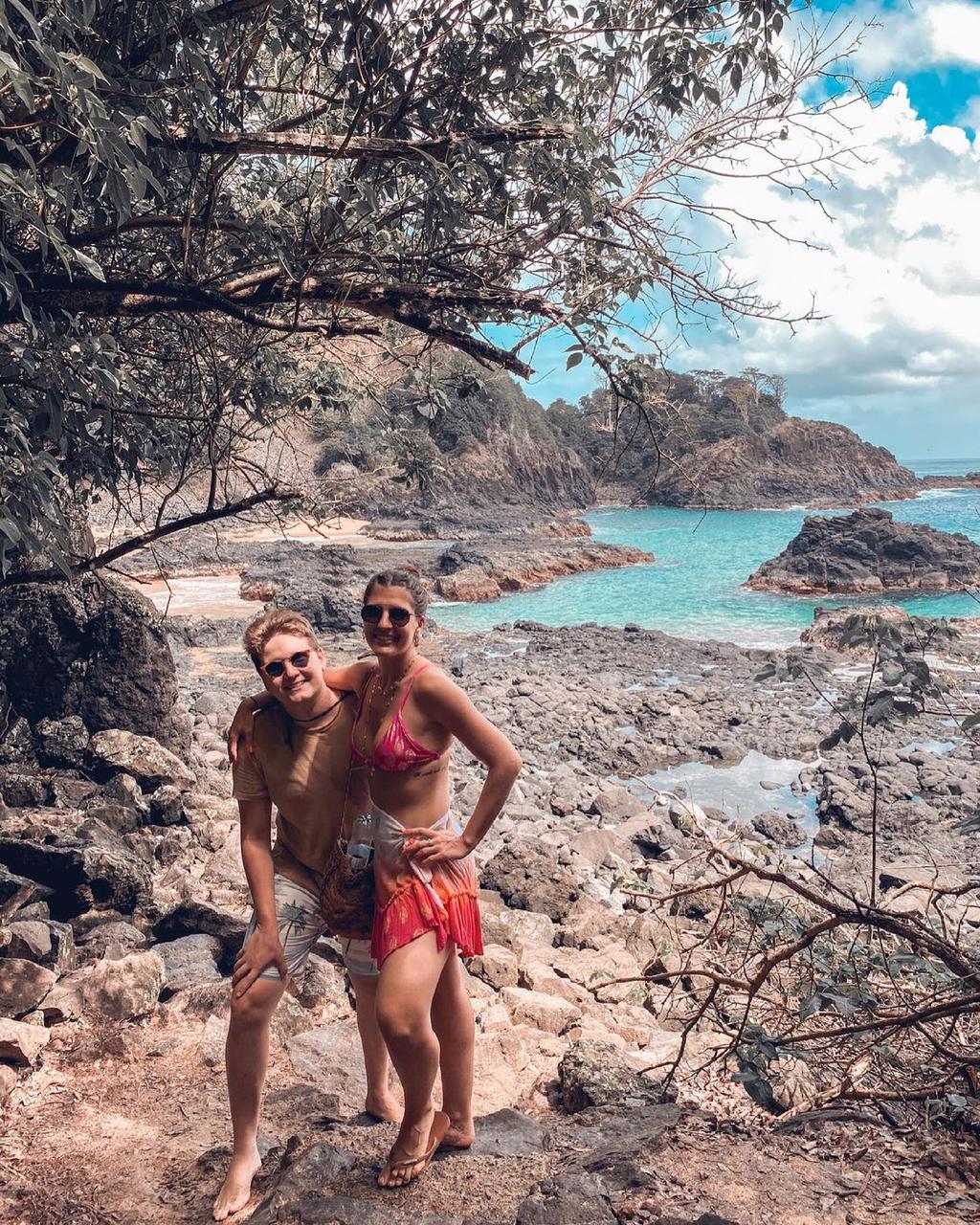 Rebecca Bonorandi e Lucas Lobo Camilo ficaram encantados com a beleza natural de Noronha (Foto: Reprodução)