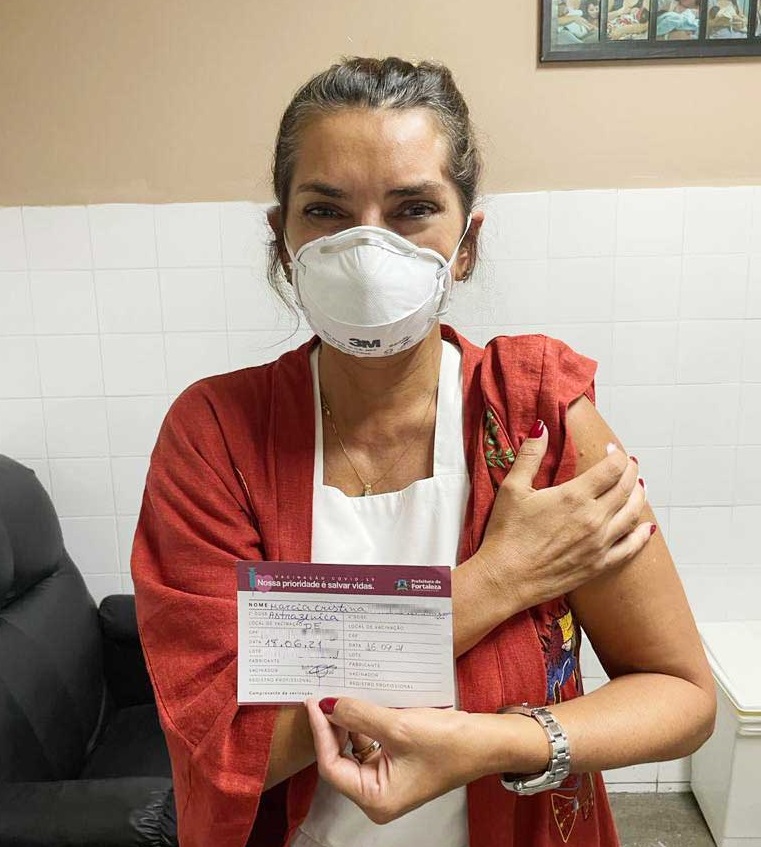 Márcia Travessoni recebe primeira dose da vacina contra a Covid-19