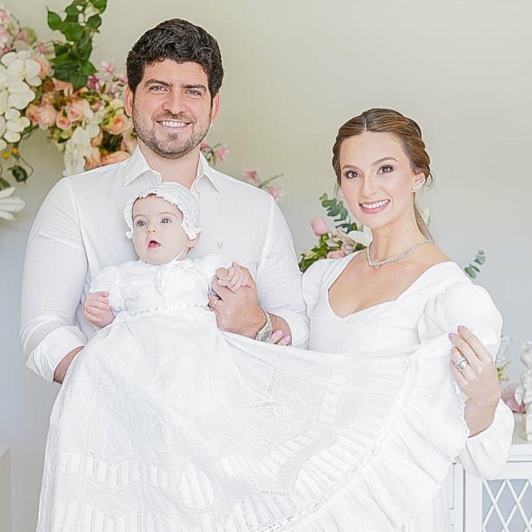 Laime Paz e Lucas Câmara batizam Alice