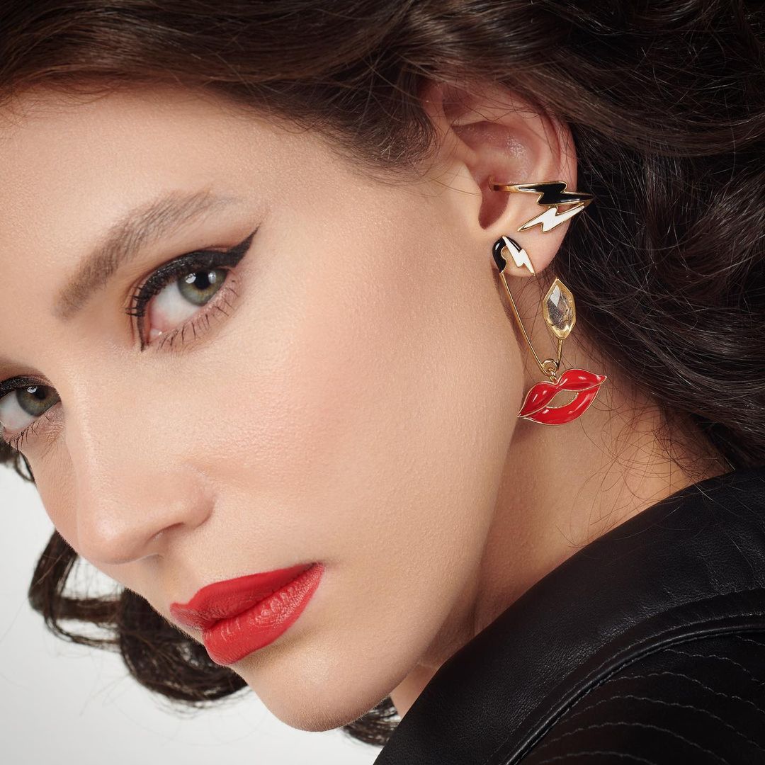 Designer brasileira lança joias inspiradas no filme ‘Cruella’ em parceria com a Disney
