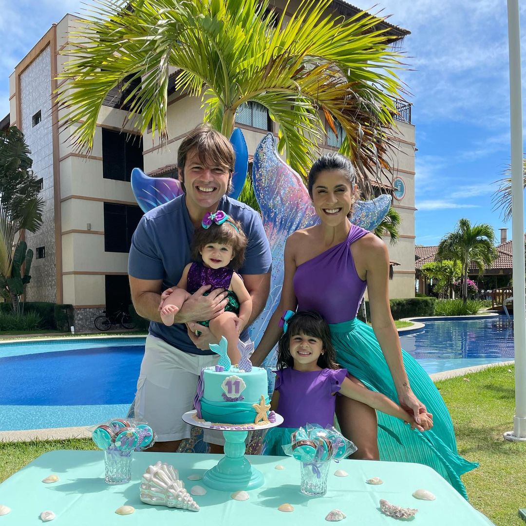 Clarissa Aguiar e Paulo Porto com as filhas Letícia e Sara (Foto: Reprodução)