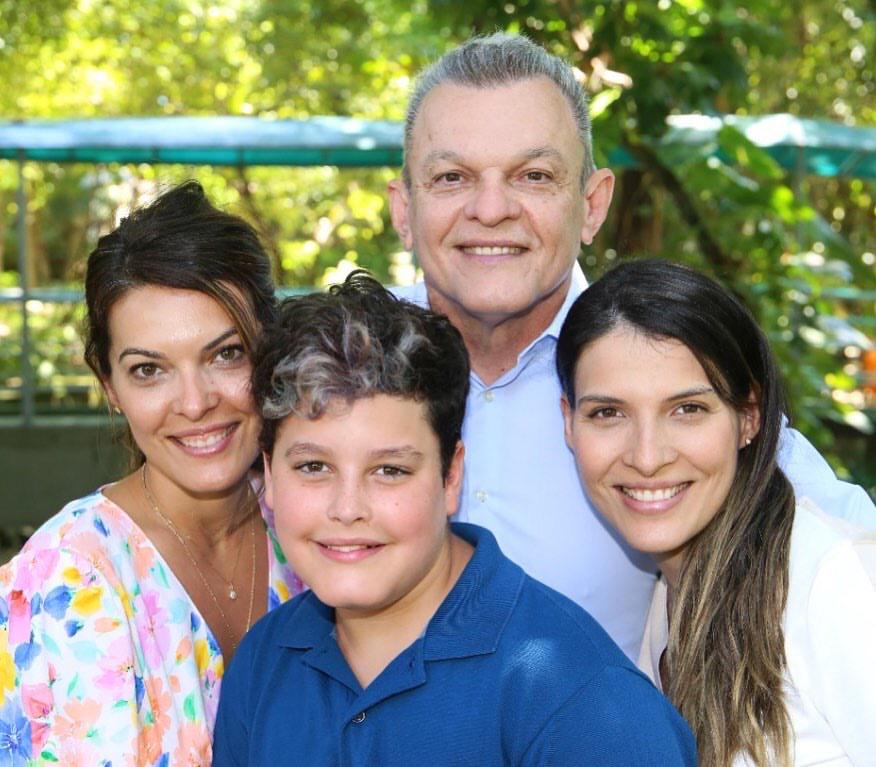 José Sarto e os filhos Priscila, Jéssica e Sartinho (Foto: Reprodução)