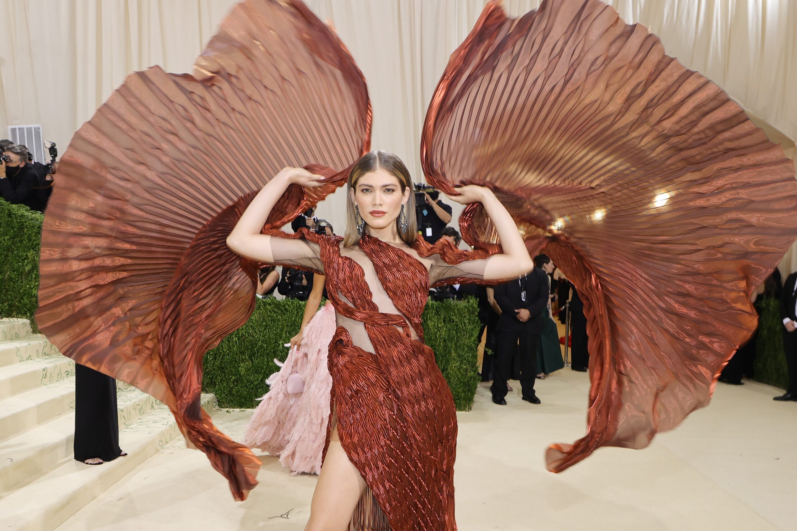 Modelo cearense Valentina Sampaio faz estreia no MET Gala; veja ...
