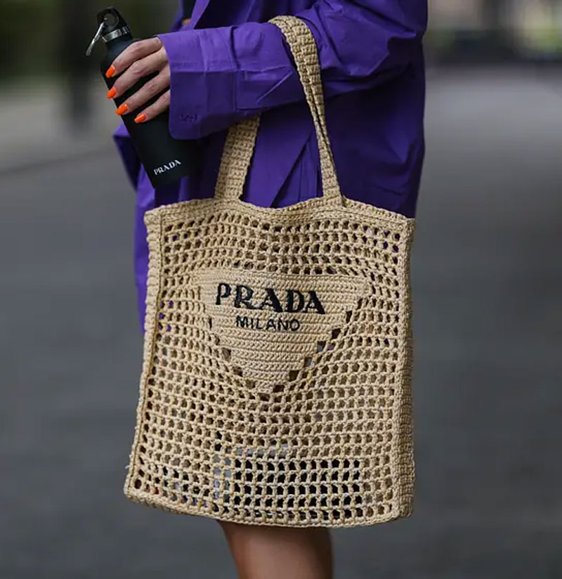 Esta bolsa de crochê da Prada que custa mais de R$ 6 mil virou a