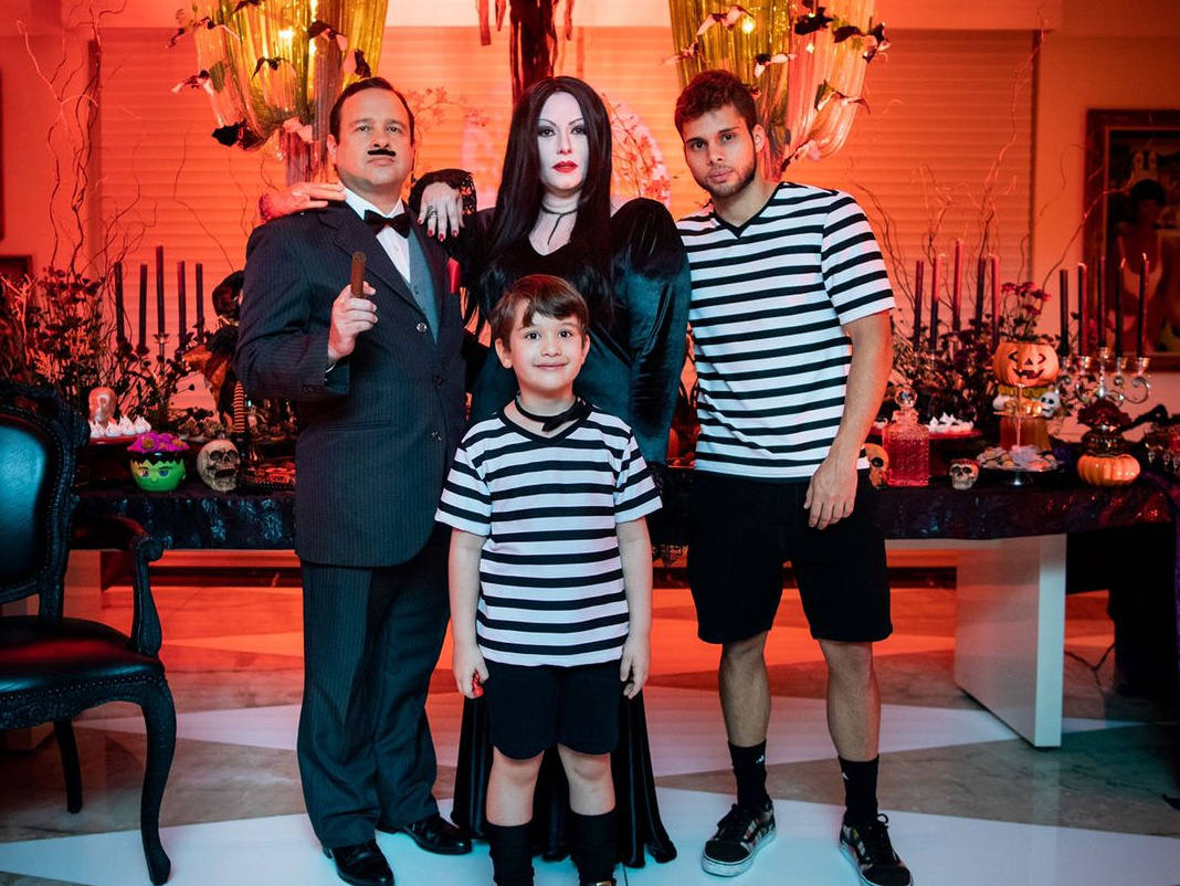 Aline Félix e Igor Queiroz Barroso se transformam na ‘Família Addams’ em festa de Halloween