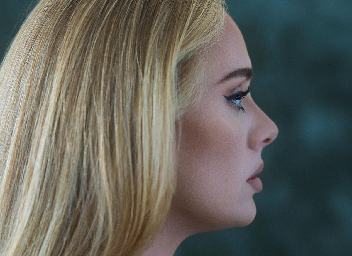 Adele lança música arrebatadora e anuncia data de novo disco. Confira