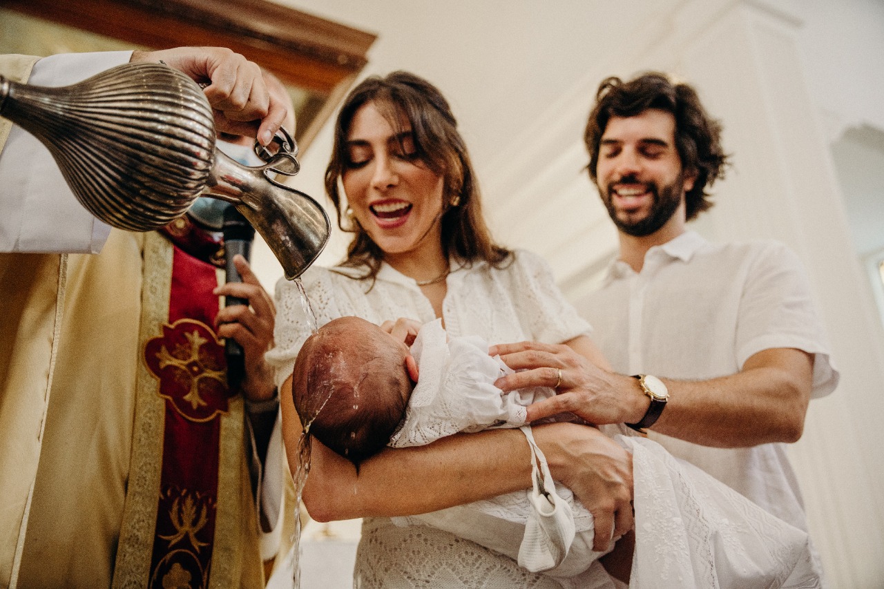 Mila Menezes e Leonardo Pereira batizam Luca