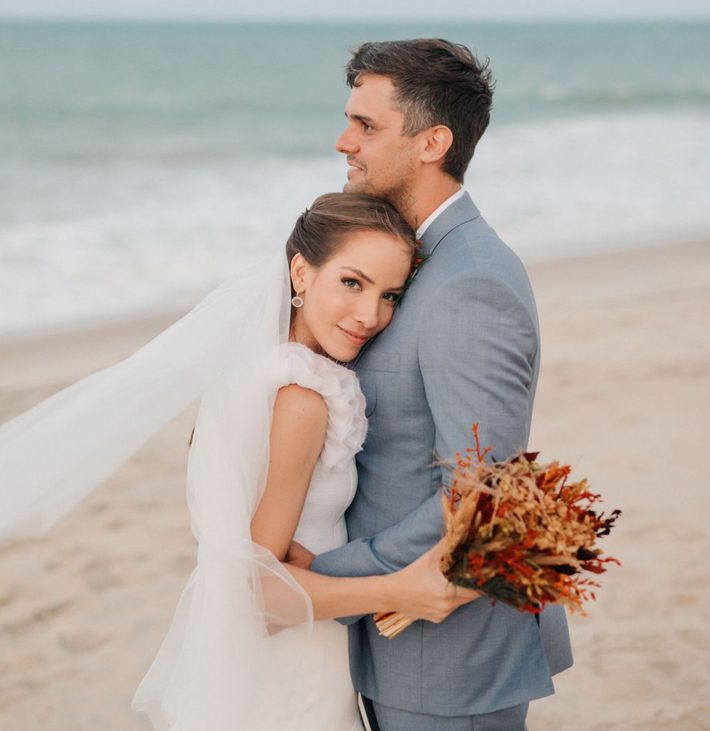 Giovana Bezerra e Luiz Ramalho se casam em clima praiano; veja fotos
