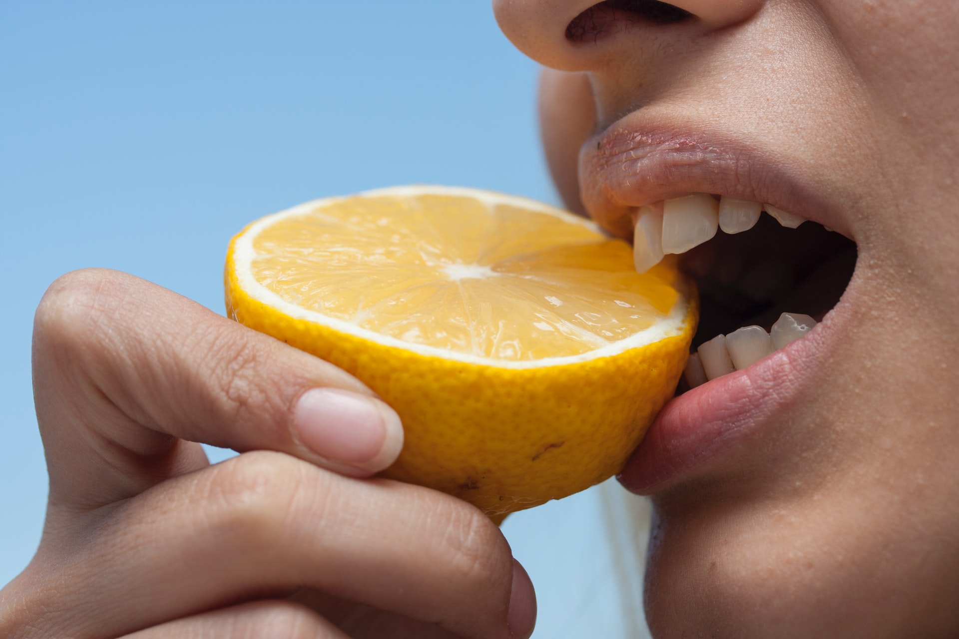 Clareamento enfraquece os dentes?; dentista responde dúvidas comuns sobre saúde bucal