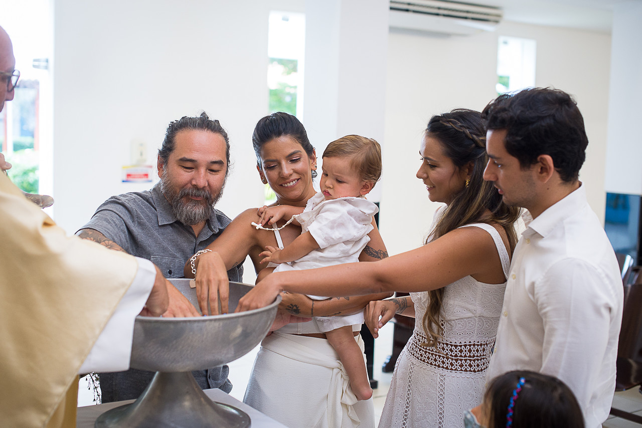 Daniel Quintela e Lara Travessoni celebram o batizado do filho Antonio
