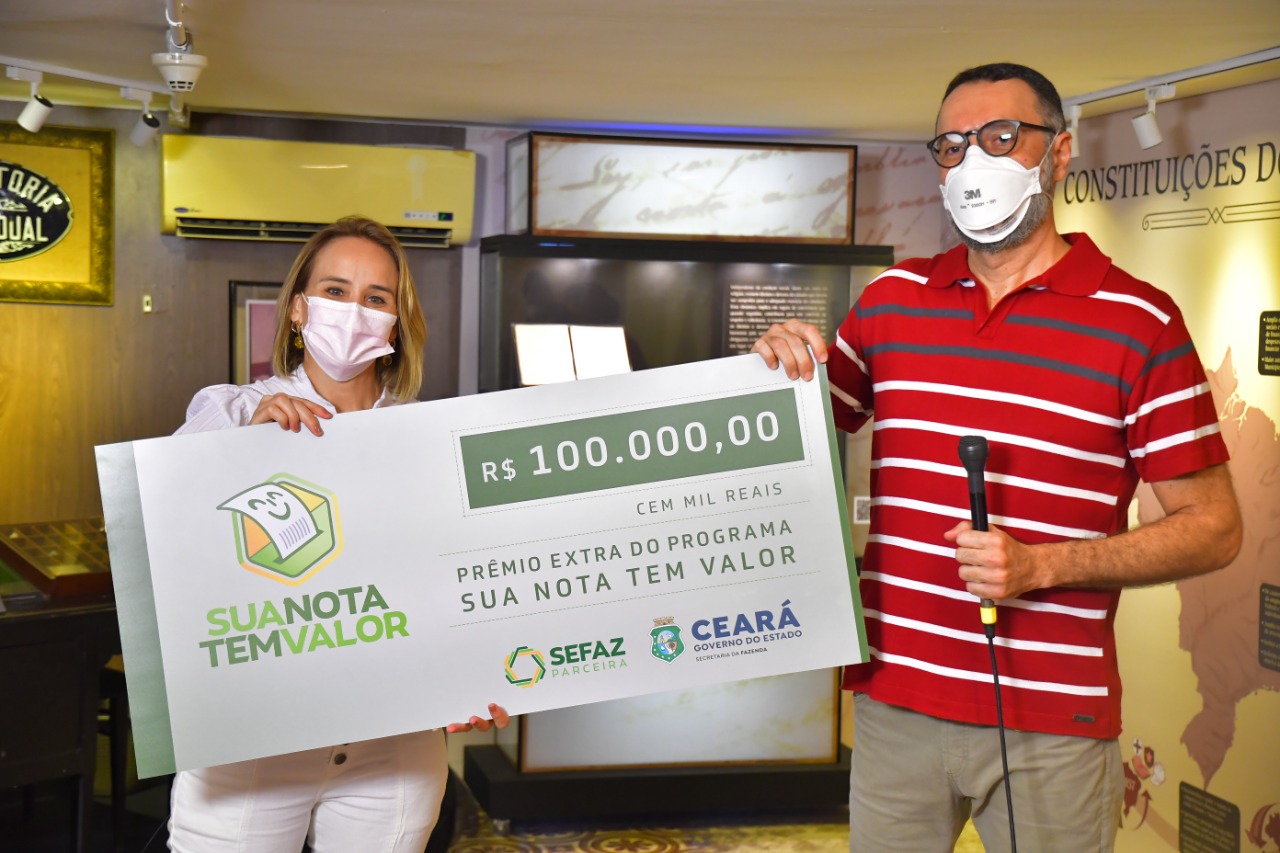 Governo do Ceará entrega R$ 100 mil para contribuinte sorteado no Sua Nota Tem Valor