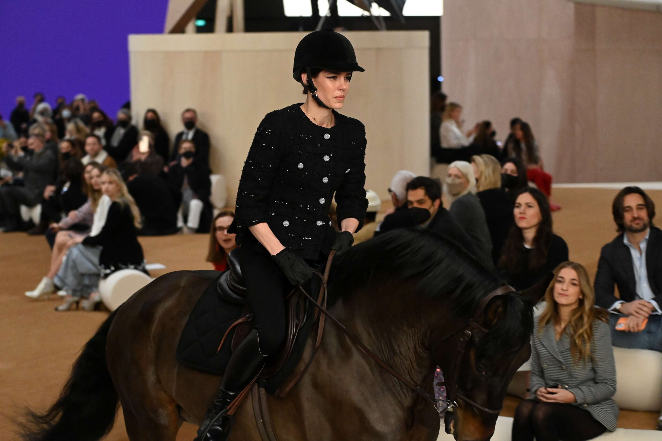 Neta de Grace Kelly abre desfile da Chanel na Semana de Alta-Costura de Paris