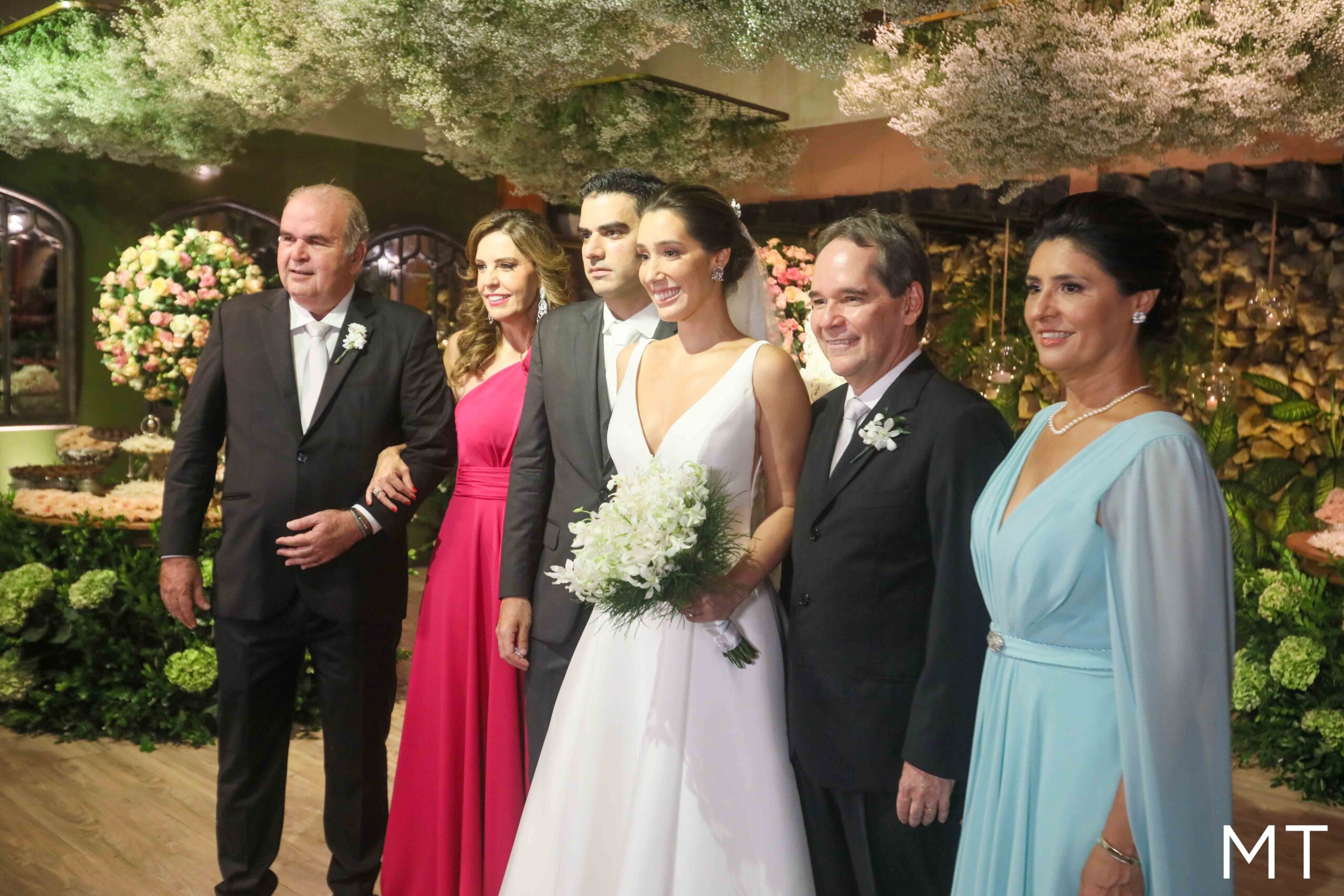 Manuela Melo e Rodrigo Nogueira casam em cenário florido