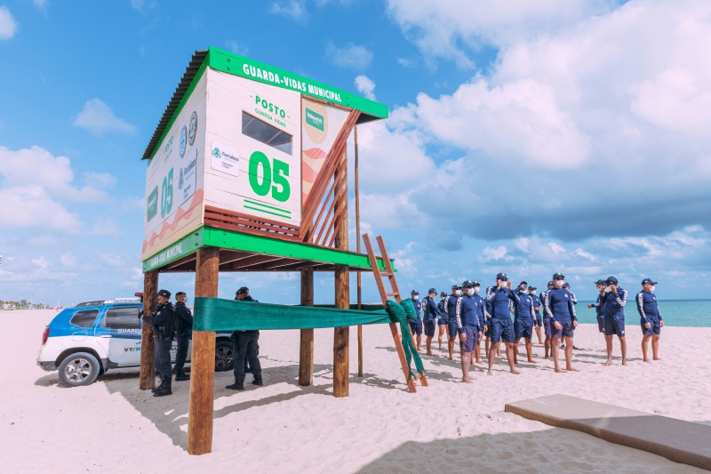 Unimed Fortaleza inaugura projeto de postos guarda-vidas na Praia de Iracema