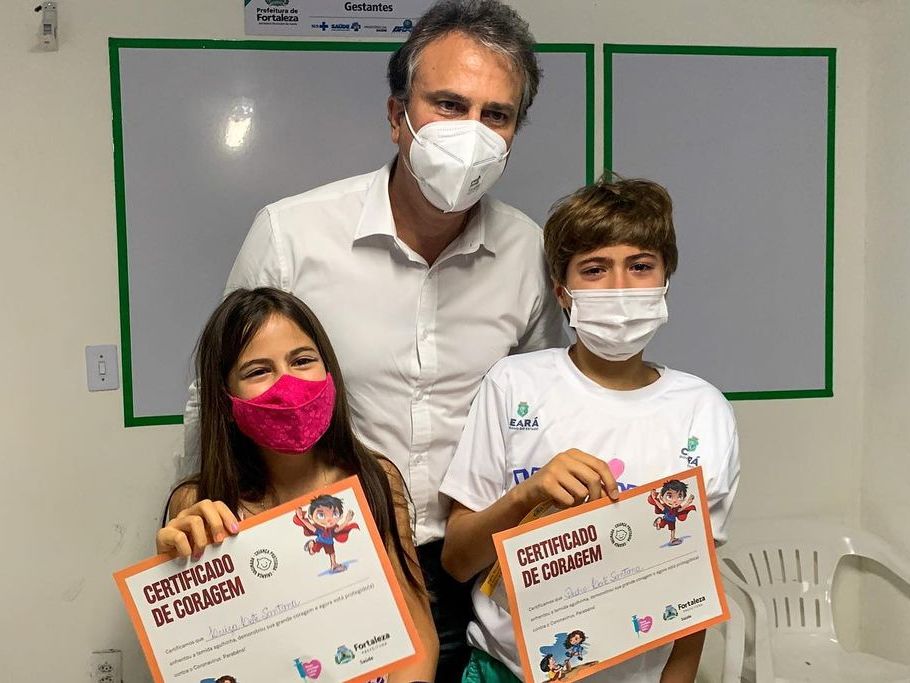 Filhos de Camilo e Onélia Santana são vacinados com a primeira dose contra a Covid-19