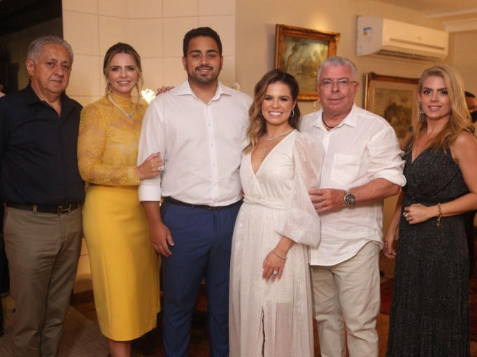 Rafael Pinto e Letícia Studart oficializam noivado com jantar