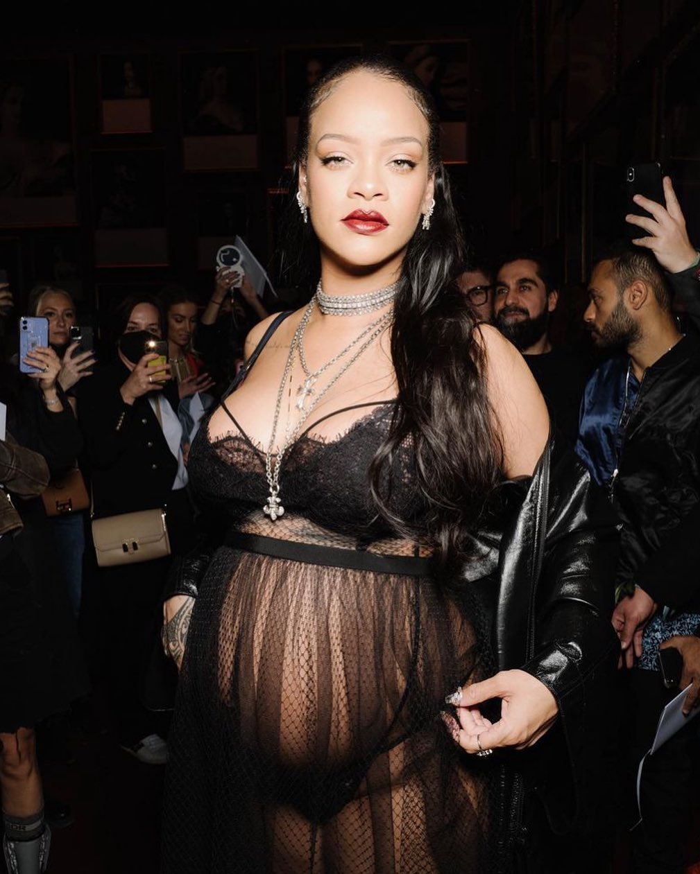Rihanna rouba a cena com looks de maternidade nas semanas de moda de Paris e Milão
