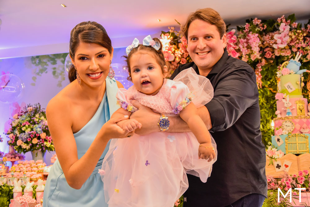 Flávia e Daniel Simões comemoram um ano da pequena Alice