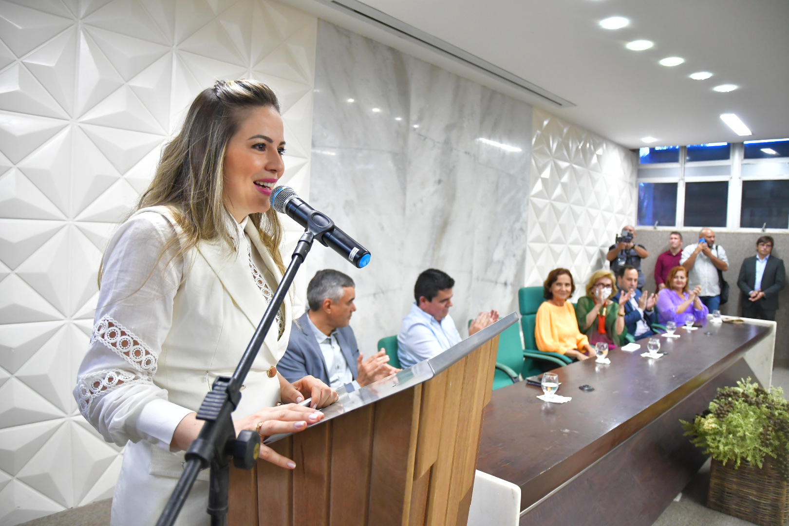 Onélia Santana toma posse em secretaria estadual ligada a mulheres e direitos humanos