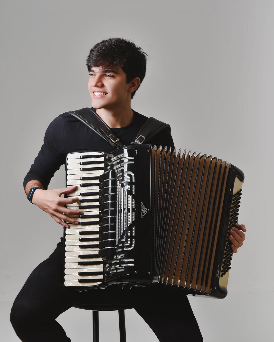 Filho de Waldonys, Luciano Moreno inicia trajetória profissional na música