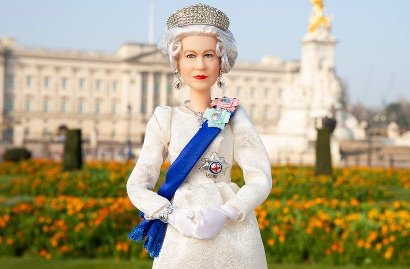Aos 96 anos, Rainha Elizabeth II ganha boneca Barbie em homenagem aos 70 de reinado