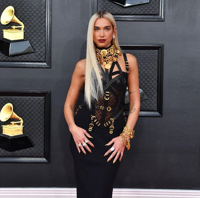 Grammy 2022: Dua Lipa homenageia Donatella Versace com look de 1992