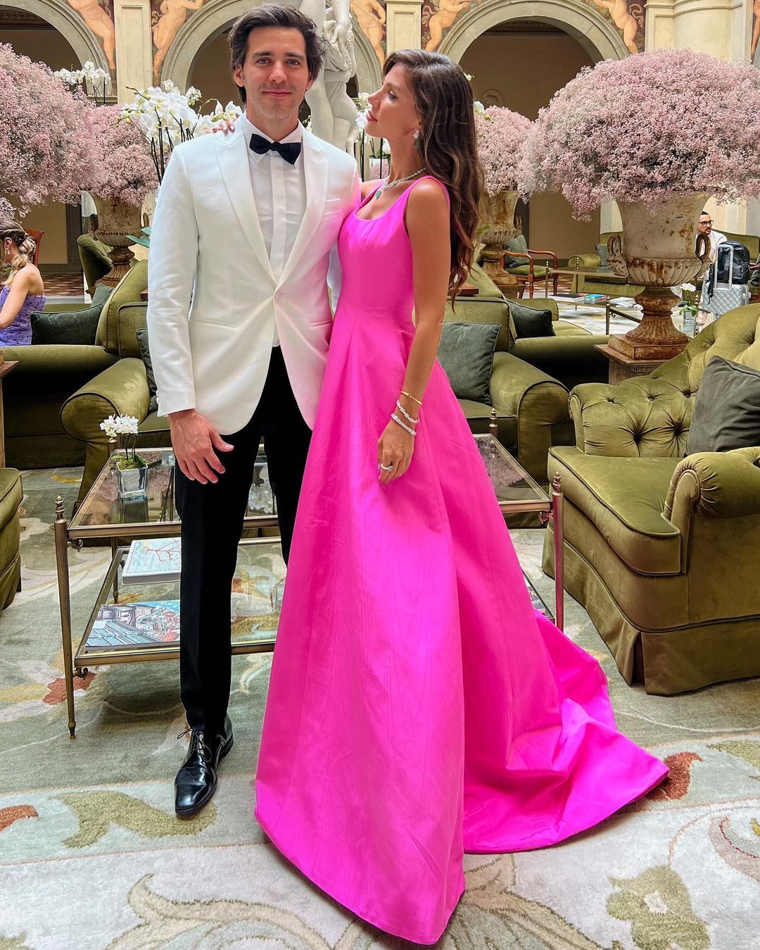O casal Alcyr Araújo e Nati Vozza estão na Itália. Nati usou Oscar de la Renta no casamento (Foto: Reprodução/Instagram) 
