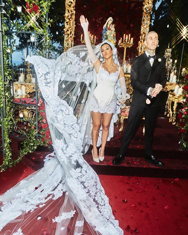 Kourtney Kardashian se casa com Travis Barker com vestido assinado pela Dolce&Gabbana