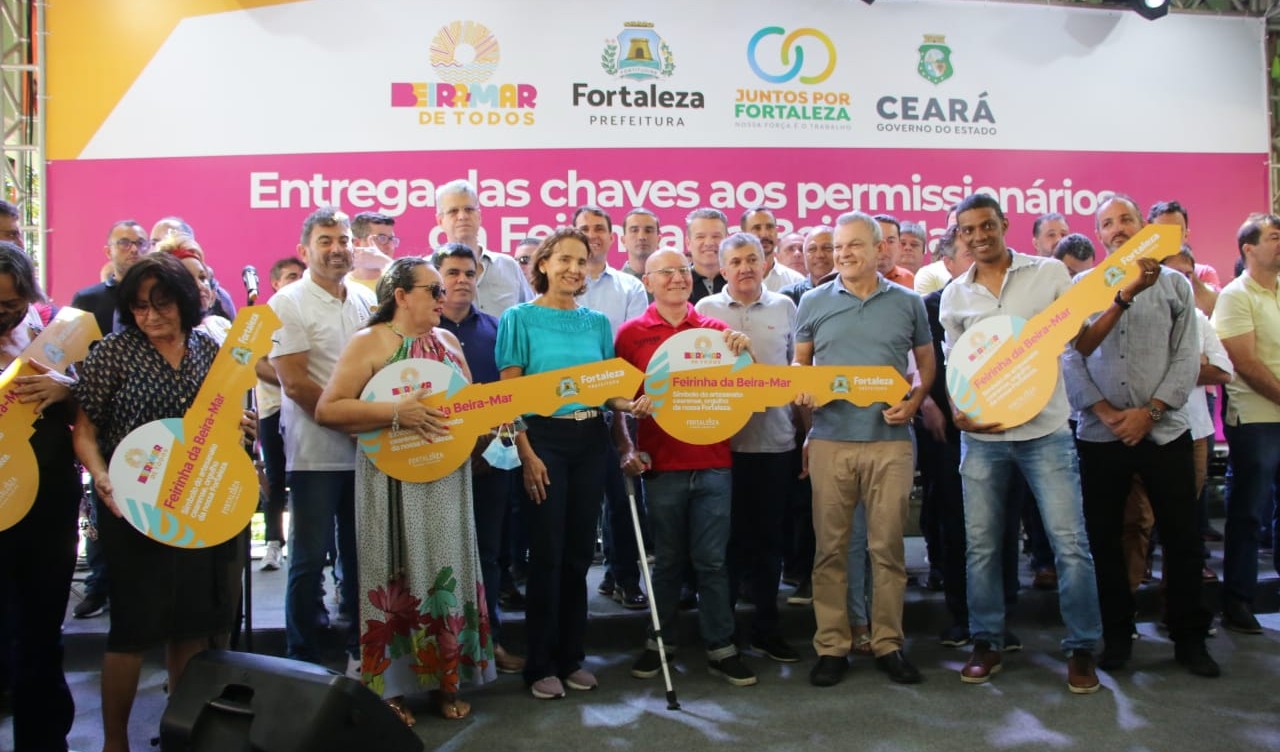Prefeitura de Fortaleza entrega chaves de boxes da nova Feirinha da Beira-Mar